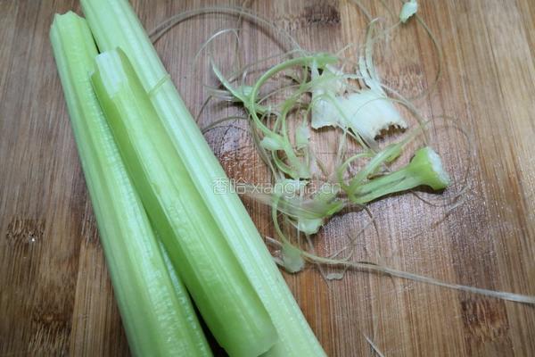 西芹炒瘦肉的做法图解4