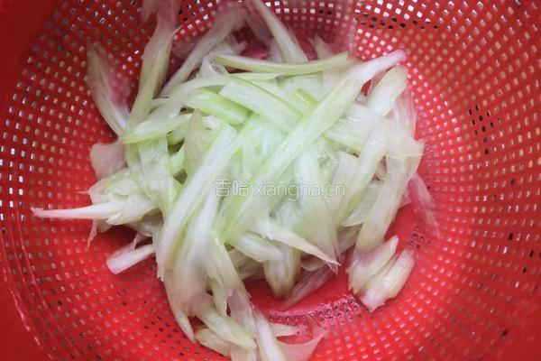 西芹炒瘦肉的做法图解8