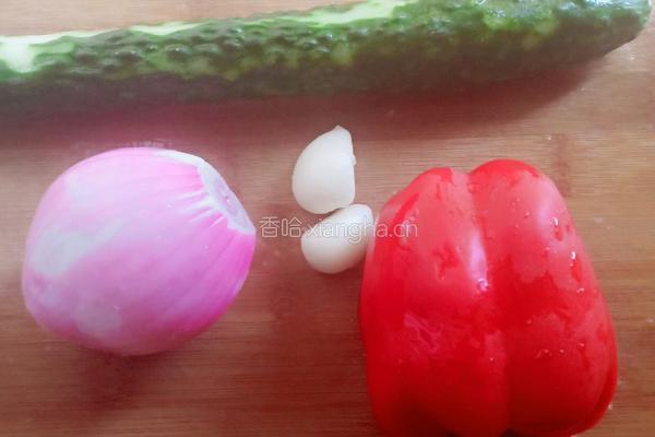 洋葱拌黄瓜的做法图解1