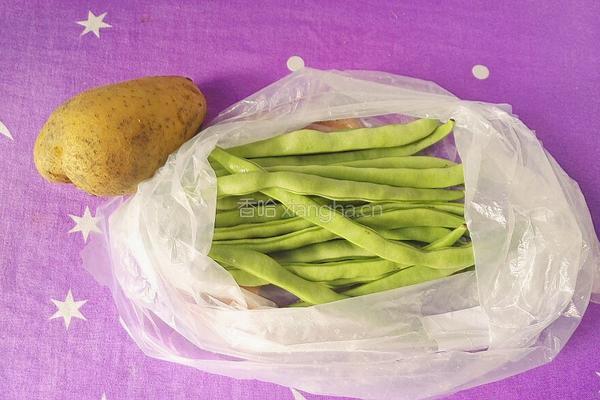 土豆炒四季豆的做法图解1