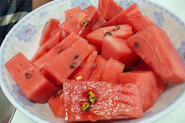 西瓜汁冷饮的做法图解1
