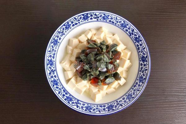 皮蛋豆腐的做法图解3