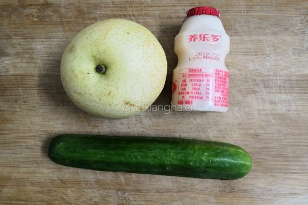 养乐多雪梨黄瓜汁的做法图解1