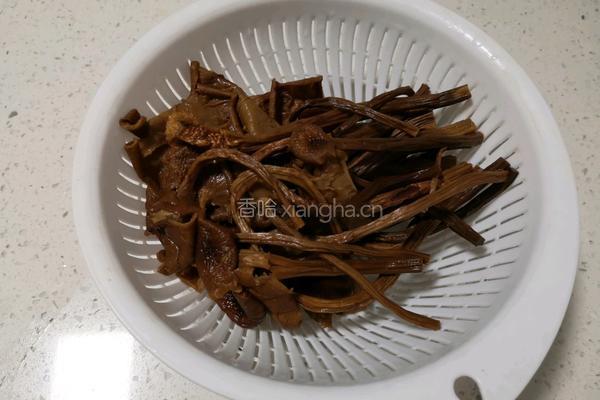 茶树菇姬松茸煲鸡汤的做法图解2