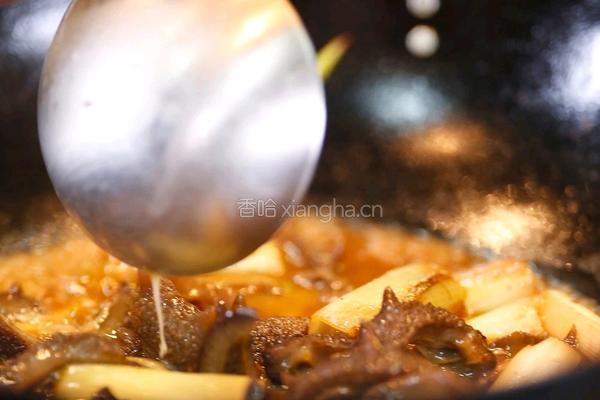 鲁菜经典葱烧海参的做法图解2
