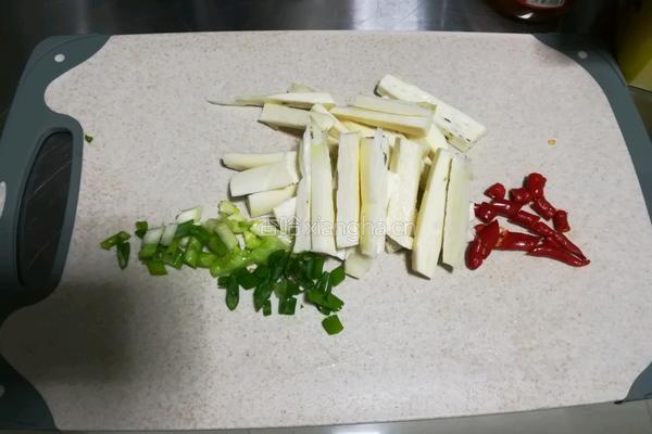茭白肉丁的做法图解2