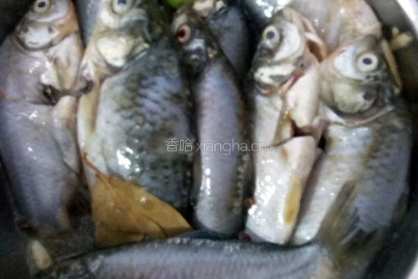 油炸小鲫鱼的做法图解2