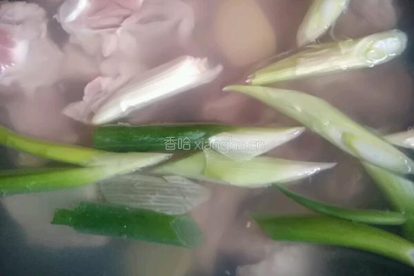 排骨玉米海带汤的做法图解2