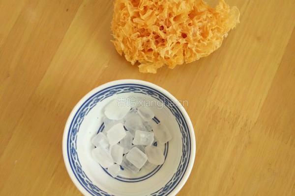 椰果银耳羹的做法图解1
