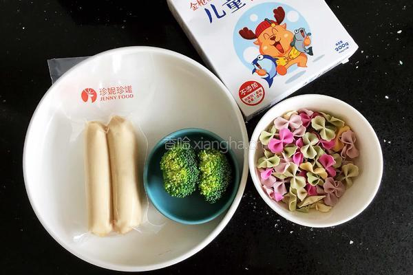 宝宝鱼肠蝴蝶面的做法图解1