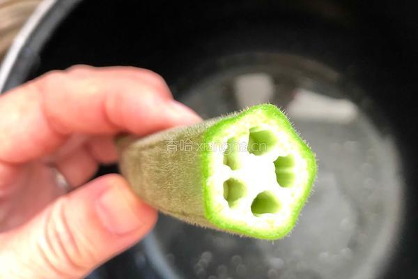 凉拌秋葵的做法图解1