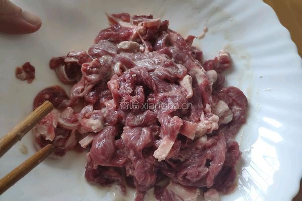 青椒鸡蛋嫩牛肉丝的做法图解1