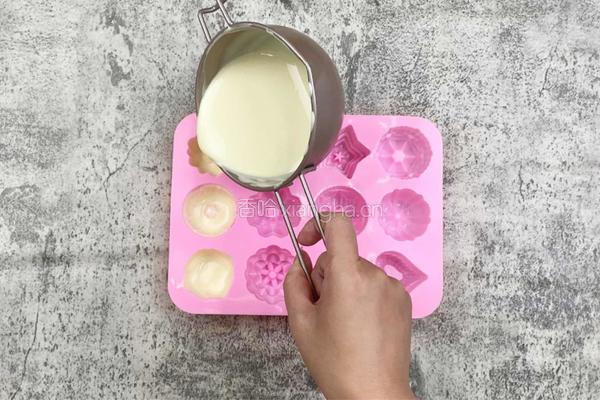 清凉夏日自制咸蛋黄脆皮冰淇淋的做法图解4