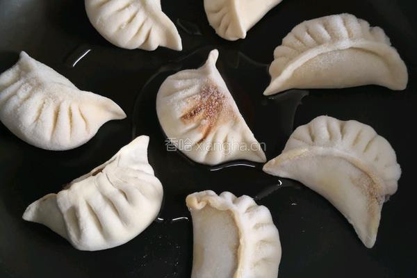 抱蛋煎饺的做法图解1