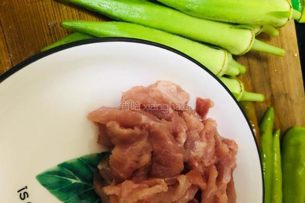 秋葵炒肉丝的做法图解1
