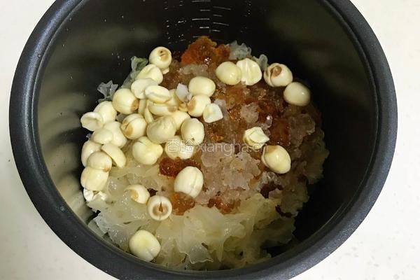 桃胶银耳凤梨甜汤的做法图解3