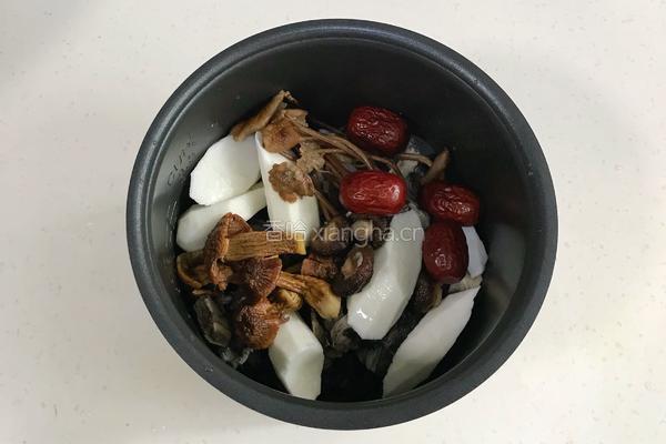 菌菇山药乌鸡汤的做法图解5