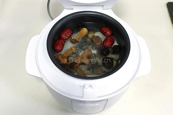 菌菇山药乌鸡汤的做法图解6