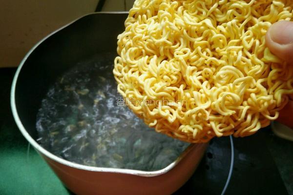 辣椒酱豆芽拌面的做法图解4