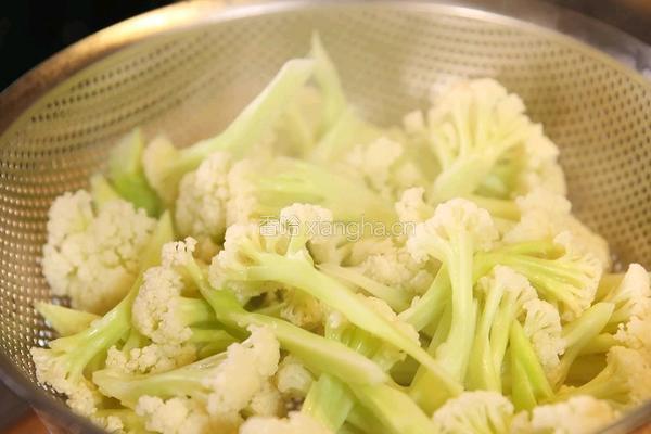 非常能体现锅气的菜「花菜炒五花肉」的做法图解1