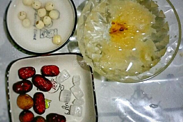 红枣银耳莲子羹的做法图解1