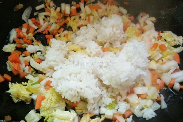 胡萝卜白菜蛋炒饭的做法图解7