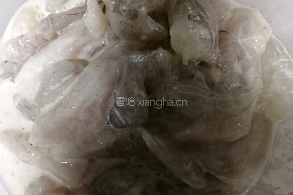酸甜鱼虾组合的做法图解2