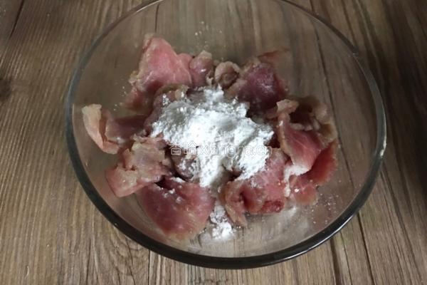 扁豆炒肉的做法图解1