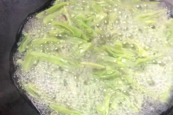 扁豆炒肉的做法图解2