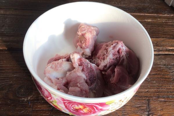 脊骨鱿鱼汤的做法图解1