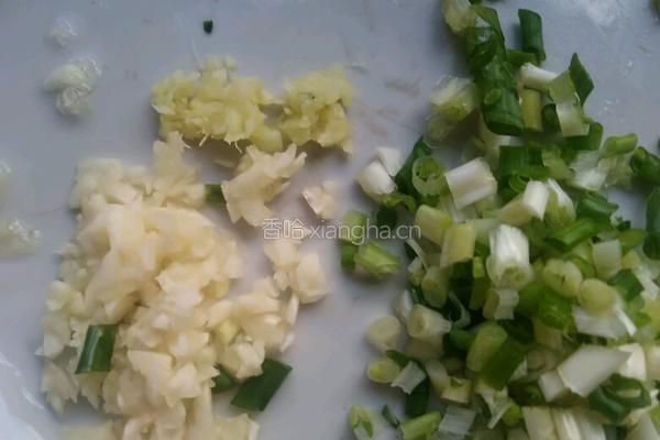 茼蒿炒小豆腐的做法图解4