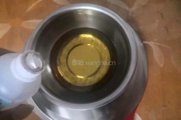 广式月饼（蛋黄白莲蓉）的做法图解2