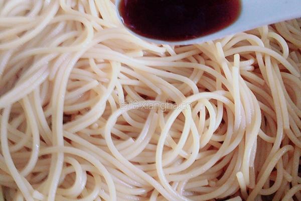 黑椒牛柳丝炒意粉的做法图解6