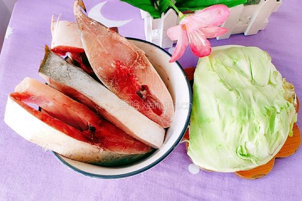 卷心菜蒸鱼的做法图解1