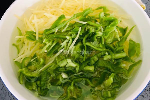 青椒土豆丝的做法图解1