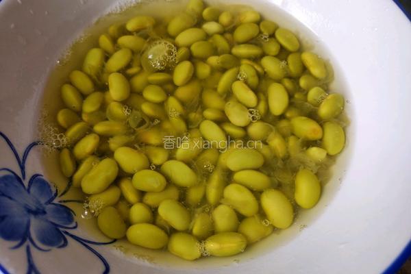毛豆子炒三丁的做法图解2