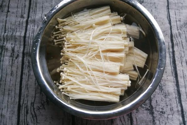 蒸鸡翅金针菇的做法图解3