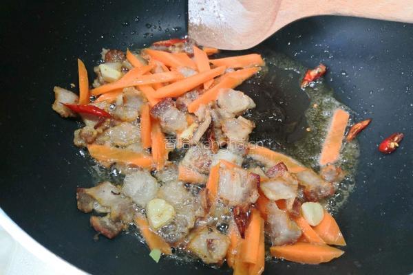 包菜炒回锅肉的做法图解4