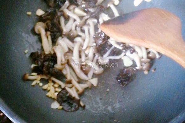 蟹味菇炒木耳的做法图解4