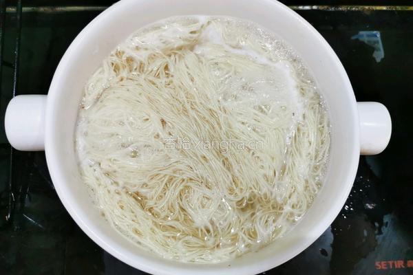 荷包蛋鸡丝虾籽面的做法图解3