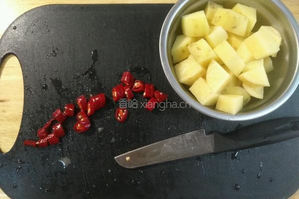 辣椒炖土豆的做法图解1
