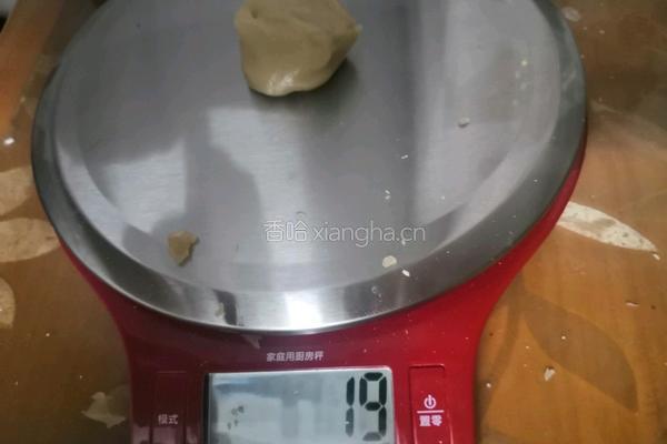 广式月饼（蛋黄白莲蓉）的做法图解7