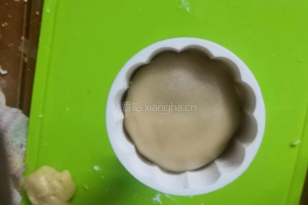 广式月饼（蛋黄白莲蓉）的做法图解13