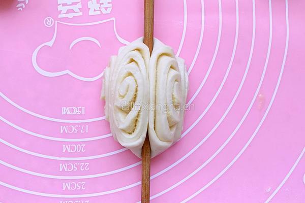 奶香花卷的做法图解10