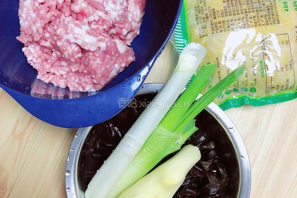 东北酸菜猪肉饺子（懒人快手版）的做法图解1