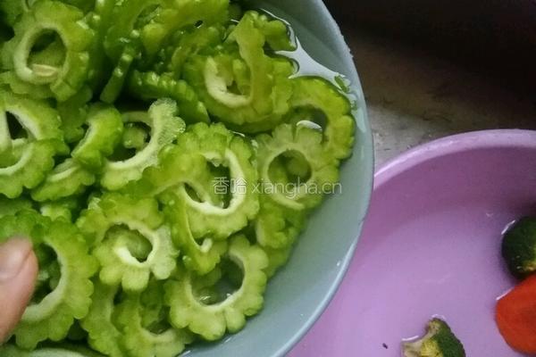 苦瓜炒豆干的做法图解7
