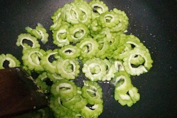 苦瓜炒豆干的做法图解8