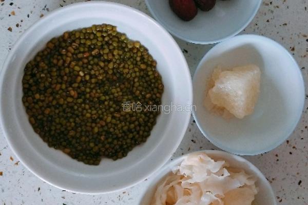 银耳绿豆汤的做法图解1