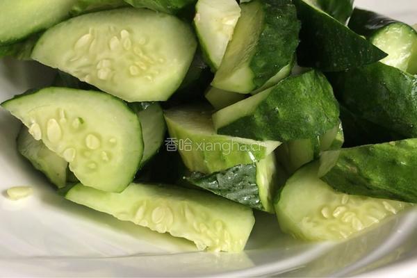 干烧黄瓜的做法图解1