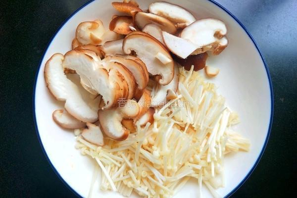 茄汁虾仁菌菇汤的做法图解5